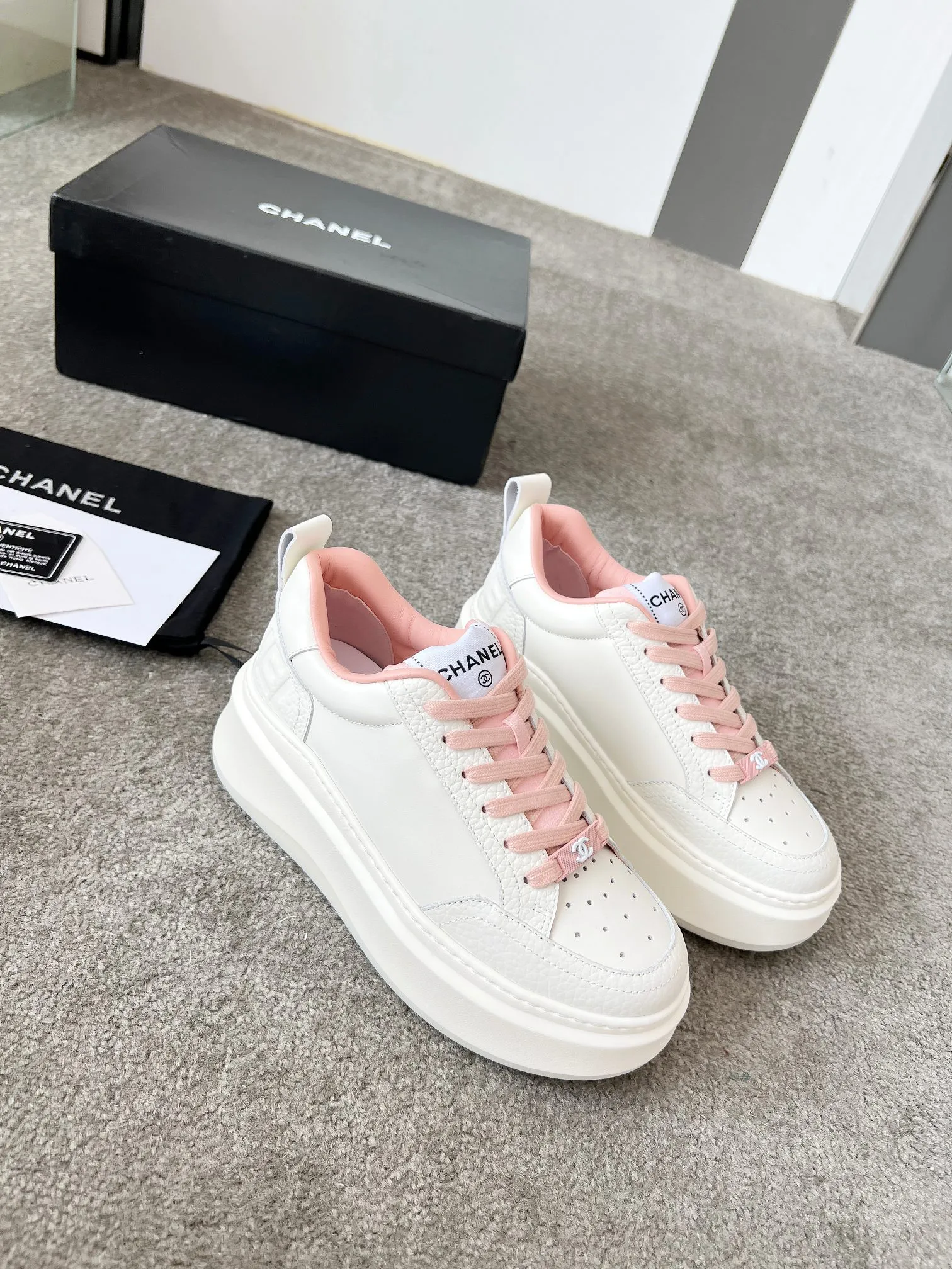 👟👟Ex-factory price 540👟👟 Super popular Chanel Chanel 2025 new casual sports shoes and sneakers. Hard to find in the counter. Super beautiful color. Very versatile. Super comfortable. Full of small fragrance. Classic, durable and versatile. The upper is made of spliced materials. Genuine cowhide, sheepskin lining, original pU+Tpa sole, good resilience. Wear light, white, white and black, white and pink code number: 35-40